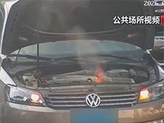 上海 早高峰小轿车自燃 路口辅警及时处置