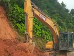 江西宁都强降雨导致山体滑坡 抢通道路清理淤泥