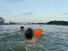 厦门两名儿童海中溺水 三位市民接力施救