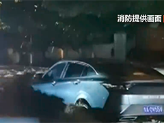 贵阳强降雨致人员被困 消防连夜救援