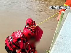 江西赣州河水上涨一男孩被困 消防紧急救援