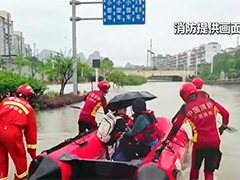 广西桂林暴雨来袭 消防暖心护航考生出行路