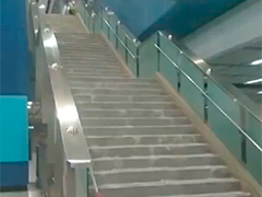 香港发布今年首个暴雨黑色警告 大围地铁站步梯变“瀑布”今天仍有大雨