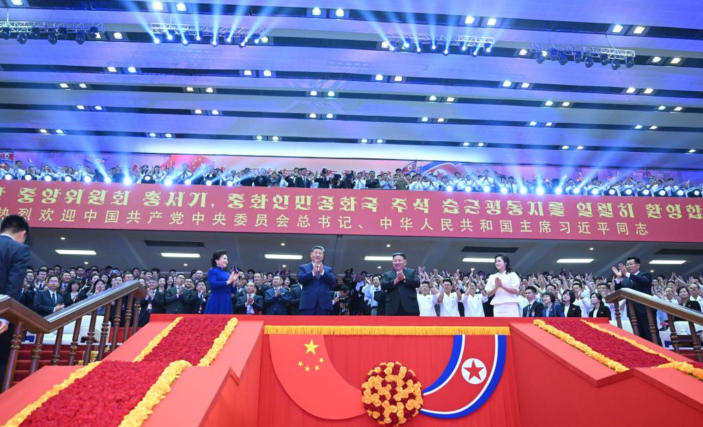 习近平和彭丽媛观看朝鲜专场文艺演出