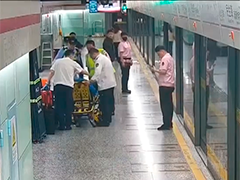 乘客车厢突发高血压 多方及时救助