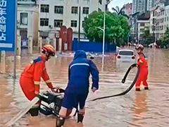广西浦北暴雨致道路积水 消防部门紧急排涝