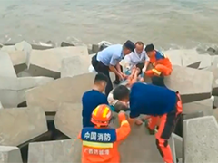广西防城港 海边游玩遇险 警民合力营救