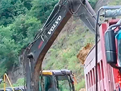 广西乐业 强降雨致边坡塌方 道路临时封闭