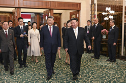 习近平夫妇出席金正恩夫妇举行的小范围午宴