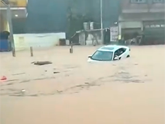 广西浦北强降雨致车辆被困 热心群众紧急救援