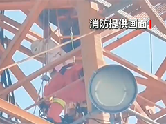 江苏常州女子55米高塔吊上突发疾病 消防紧急营救