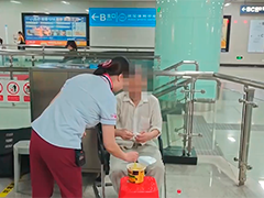 武汉老人独自离家12小时 众人热心寻亲