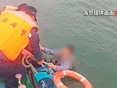 辽宁大连男子划桨板落水 海警紧急救援