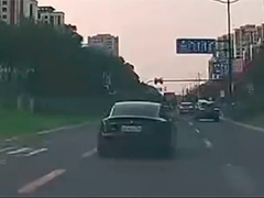 行车纠纷变斗气撞车 两司机被行政拘留
