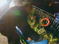江苏扬州八旬老人深夜落水 民警火速施救