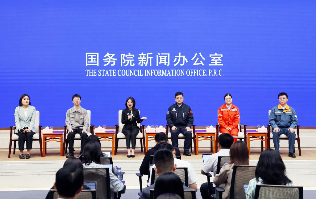 国务院新闻办举行"新征程上的奋斗者"中外记者见面会