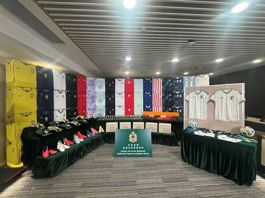 香港海关查获23万件世界杯假冒周边商品