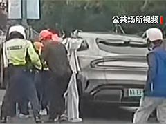 浙江宁波男子被困车底 十余人合力抬车救人
