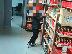 六旬老翁难忍酒瘾 超市当成"自家酒库"