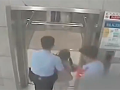 北京地铁站台5岁女童与家人走散 警方暖心相助