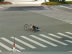 浙江宁波男子骑车突然倒地 热心群众合力救助