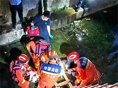 广东深圳女子捡手机不慎落水 消防紧急救援