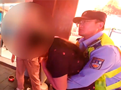 上海女子异物卡喉呼吸困难 民警及时施救