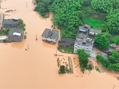 广西博白暴雨导致险情 当地转移群众抢修道路