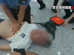 福建厦门候车室旅客突发疾病 众人合力救助