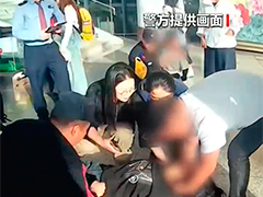 山东菏泽旅客进站乘扶梯晕倒 民警医护及时救助