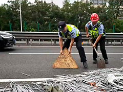 浙江余姚"三角铁板"变身"清障铲"交警就地取材打通高速路