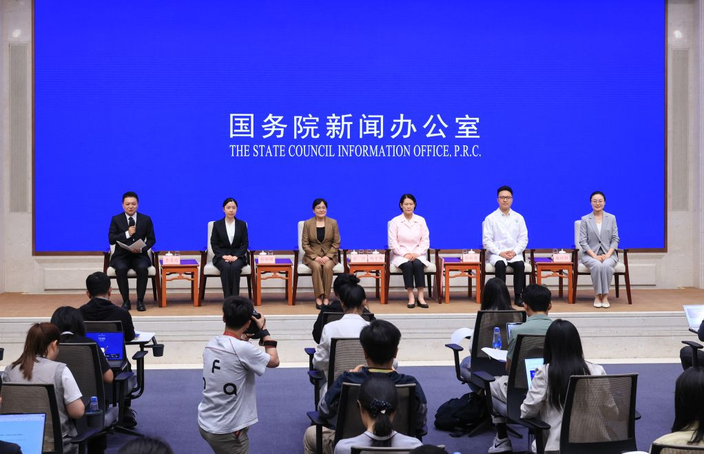 国务院新闻办举行"新征程上的奋斗者"中外记者见面会