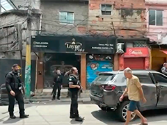 巴西警方在里约展开剿匪行动 数十名游客被困