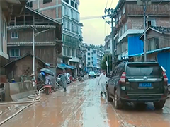 广西三江暴雨致道路塌方交通受阻 正进行清淤工作