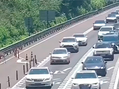 高速路车辆"龟速"行驶被吐槽 超低速行驶车辆包含两种情形