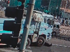 货车右转辗轧行人 血的教训再鸣警钟