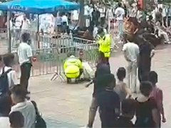 老人出游突发晕厥 众人及时援手相助