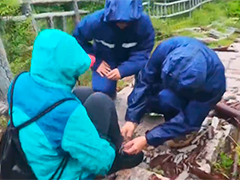 北京雷雨冰雹大风预警 女子冒险登山受伤