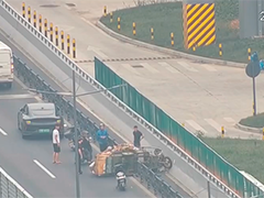 浙江余姚电动三轮车侧翻驾驶员被压 路人合力救援