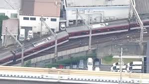 日本京都站发生列车脱轨事故 无人伤亡