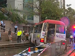 香港九龙城小巴冲上人行道致1死16伤