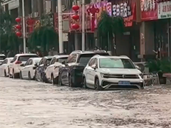 陕西榆林突发强对流天气 车辆被砸道路积水