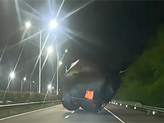 福银高速九江段 小货车拉大树 民警及时拦停