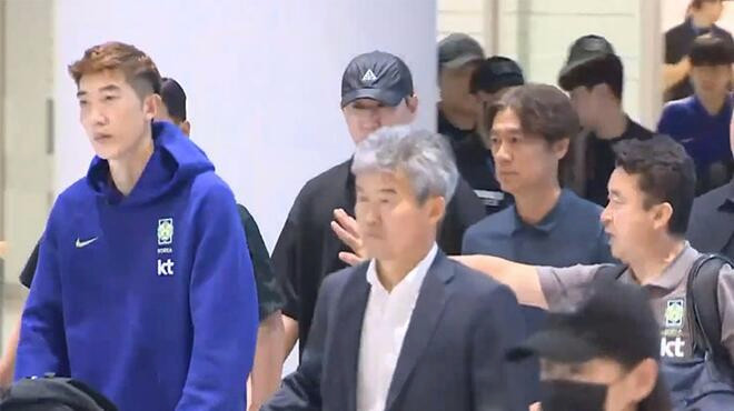 韩国国足主帅等部分人员回国 机场响起嘘声