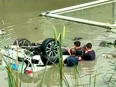 江苏溧阳 车辆坠河司机遇险 路人组团接力救援