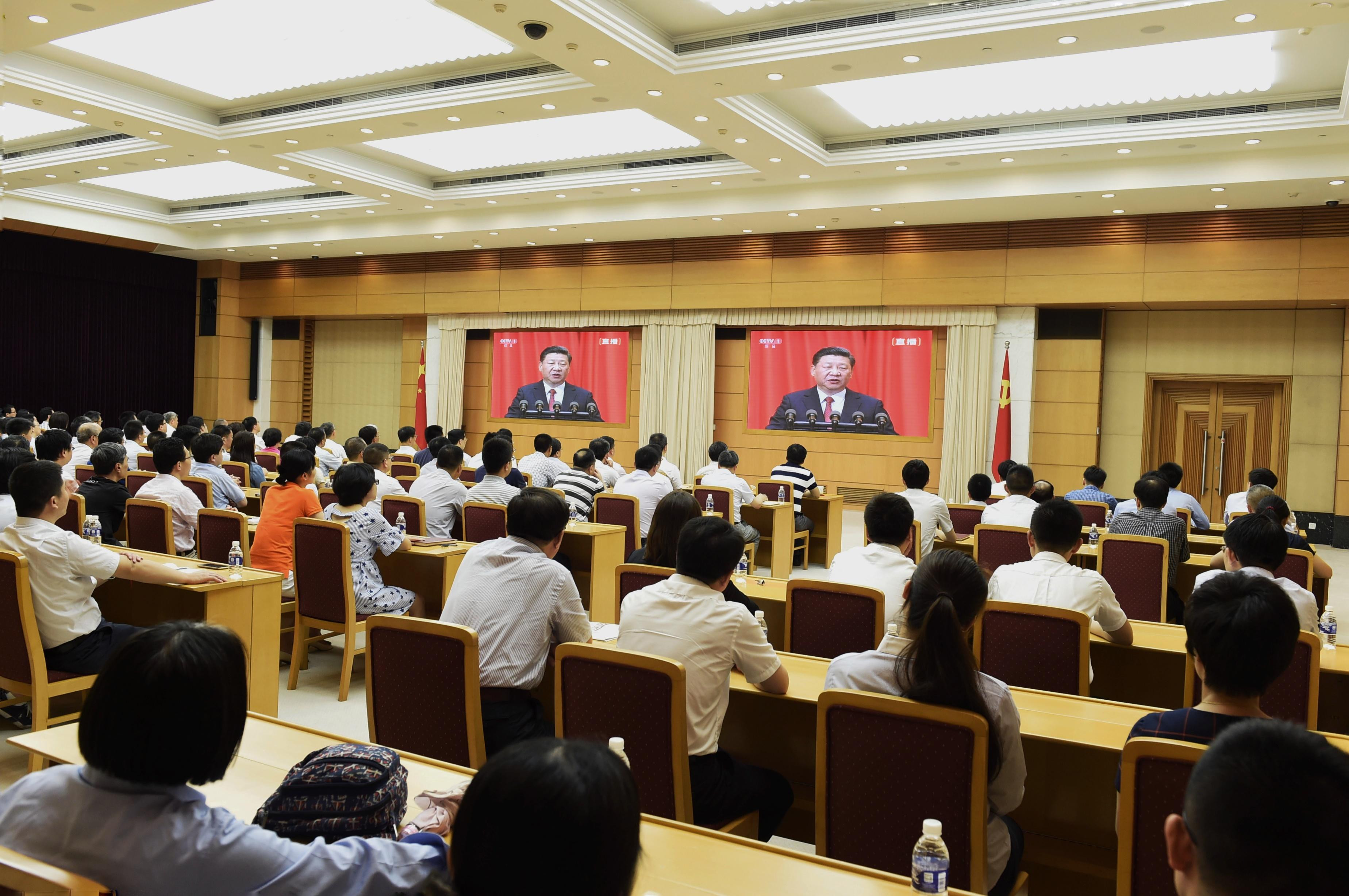 上海市领导和各界人士收看大会实况转播 聆听总书记重要讲话
