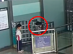 江西吉安 女童头部被卡旋转门 民警消防联手救援