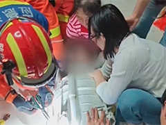 云南个旧 幼童爬入洗衣机被卡 救援及时成功脱困