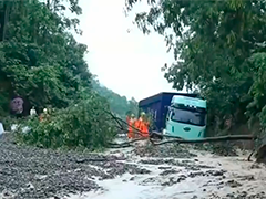 广西田林强降雨引发泥石流 紧急抢通受阻道路