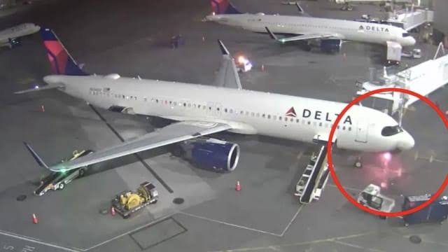 美国达美航空客机在芝加哥机场降落时遭遇烟花